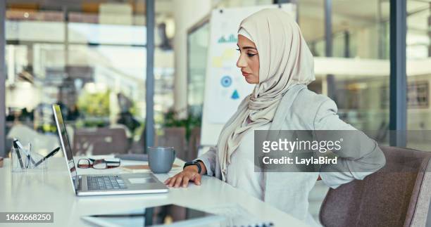 büro-laptop, rückenschmerzen oder muslimische frau, die geschäftsüberprüfung von finanzportfolio, aktienmarkt oder nft-investitionen durchführt. online-forex-handel oder islamischer krypto-händler mit medizinischem verletzungsproblem - emirati lady from back stock-fotos und bilder