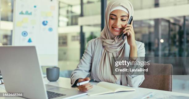 geschäftstelefonat, kommunikation und islamische frau spricht mit börsen-investment-kontakt. nft-händler, krypto-handelsgespräch und mobile vernetzung des muslimischen forex-account-managers - arab businesswoman with books stock-fotos und bilder