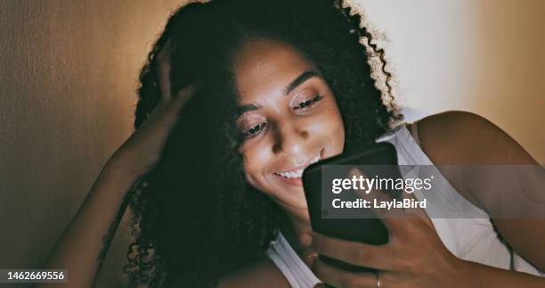 dark, black woman and cellphone for information, search online and texting for social media, message or typing. night, jamaican female smile or lady with smartphone, chatting or sms for communication - jamaican ethnicity imagens e fotografias de stock