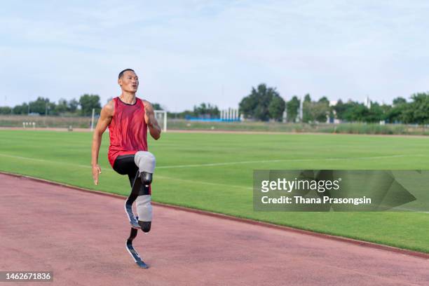 athlete with prosthetic leg running - piede artificiale per lo sport foto e immagini stock