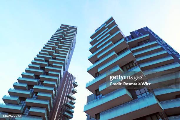 contemporary skyscrapers at gae aulenti square milan - skyscraper foto e immagini stock