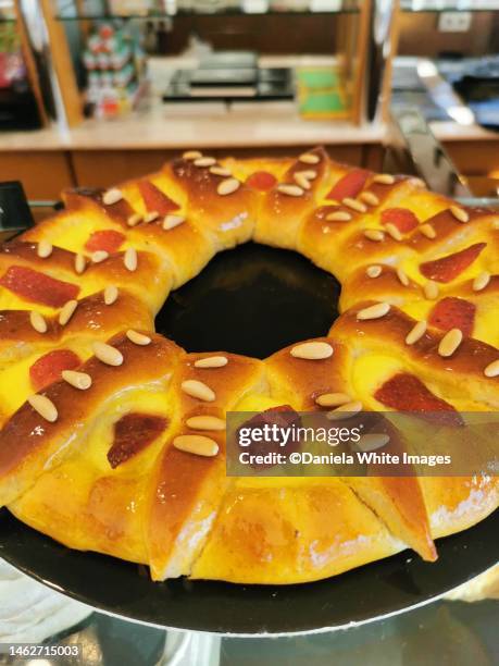 rosca de reyes, or three kings bread - rosca de reyes fotografías e imágenes de stock
