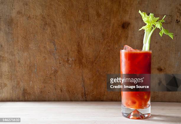 bloody mary - tomatensap stockfoto's en -beelden