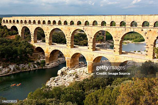 pont du gard, nimes, provence, france - pont du gard aqueduct stock-fotos und bilder