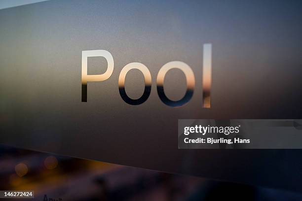 swimming pool sign on glass - verre dépoli photos et images de collection