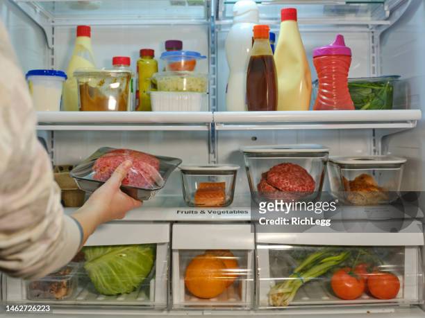 lebensmittel sicher im kühlschrank aufbewahrt - full fridge stock-fotos und bilder