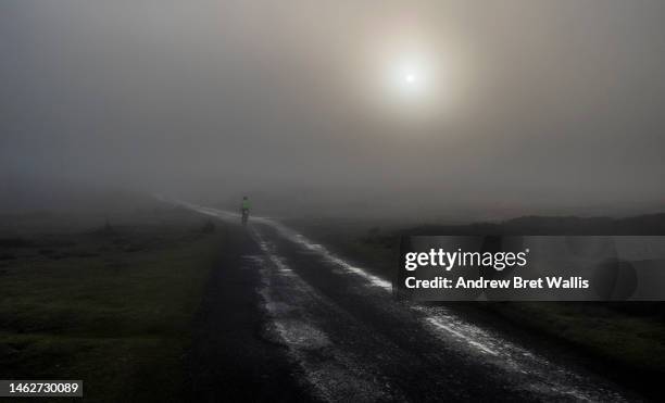 cycle adventure in the fog - andrew eldritch stock-fotos und bilder