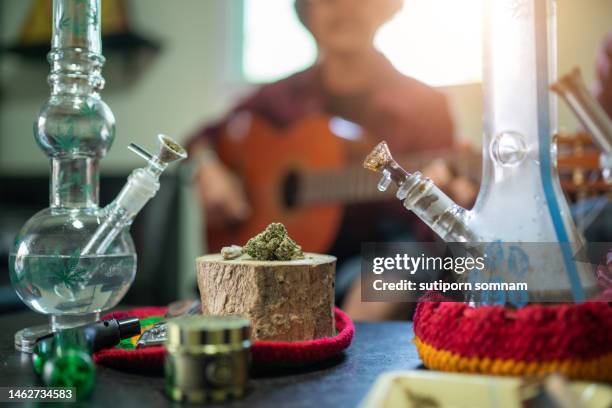 ground weed ready to smoke and bong - bong stockfoto's en -beelden