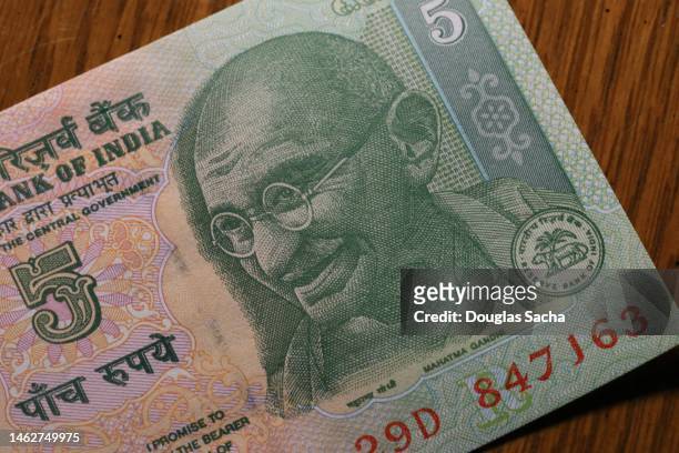mahatma gandhi portrait on india currency - gandhi stock-fotos und bilder