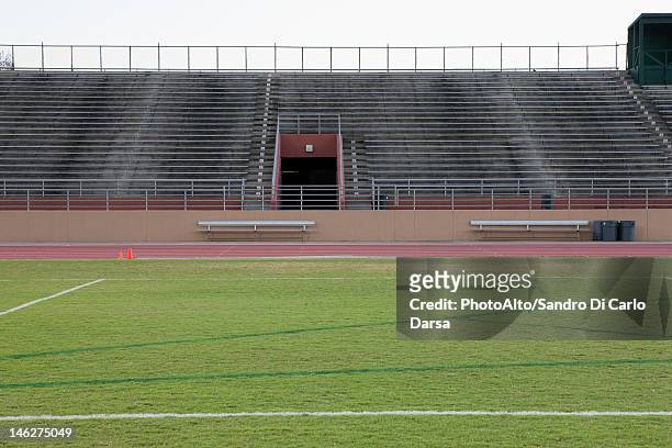 empty stadium and track - empty bleachers foto e immagini stock