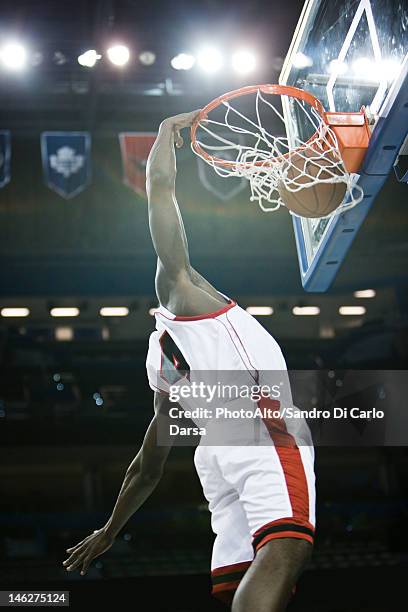 basketball player slam dunking basketball - shooting baskets 個照片及圖片檔