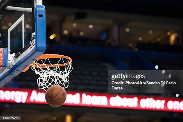 basketball in hoop, blurred motion - basketball stockfoto's en -beelden