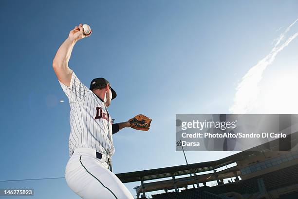 baseball player throwing ball - pitcher di baseball fotografías e imágenes de stock