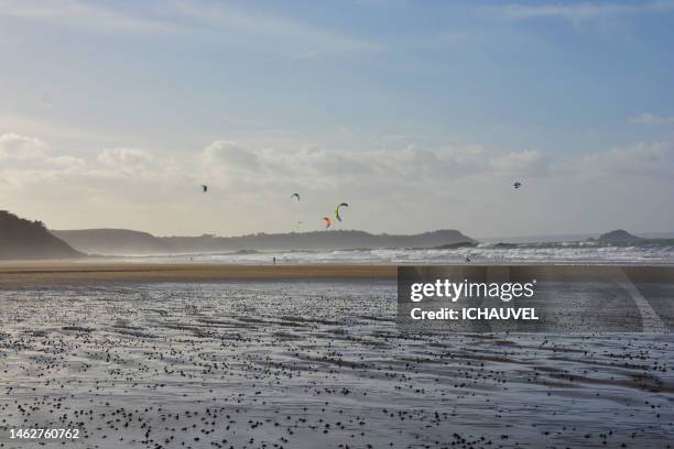 kite surfers brittany france - cotes d'armor bildbanksfoton och bilder