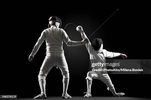 fencers fencing - fechten stockfoto's en -beelden