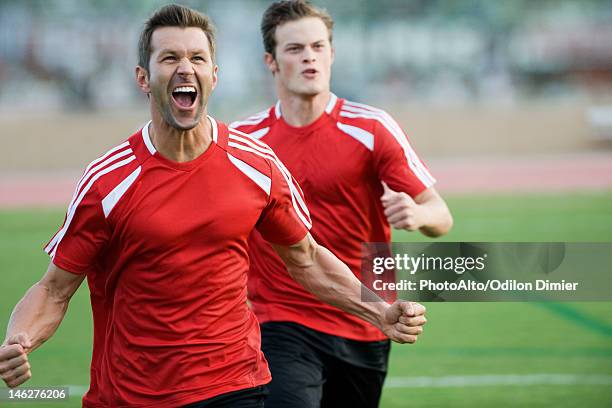 soccer players cheering - american football strip - fotografias e filmes do acervo