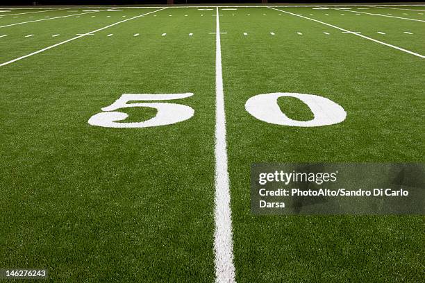 fifty yard line on football field - sod photos et images de collection