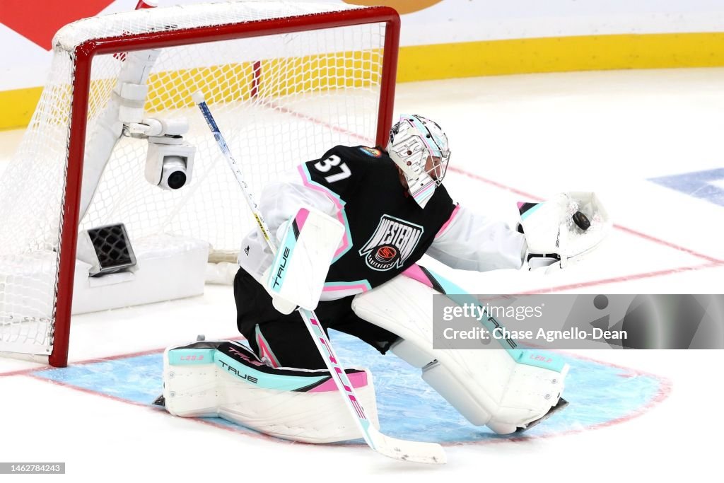 Connor Hellebuyck of the Winnipeg Jets makes a save during the game... Foto  di attualità - Getty Images