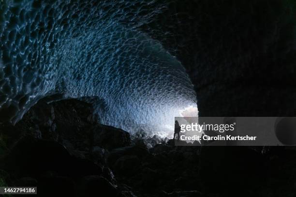 person in ice cave | bavaria, germany - watzmann 個照片及圖片檔