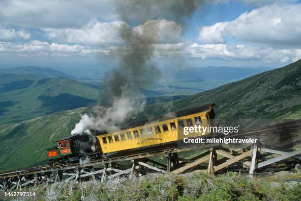 マウントワシント��ンコグ鉄道の蒸気機関が架台を下るニューハンプシャー州 - ニューハンプシャー州 ワシントン山 ストックフォトと画像