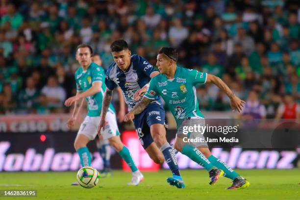 Ilian Hernandez of Pachuca fights for the ball with Lucas Romero of Leon during the 5th round match between Leon and Pachuca as part of the Torneo...