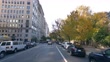 Traffic on 5th Avenue past Solomon R. Guggenheim Museum in New York City - Vidéos