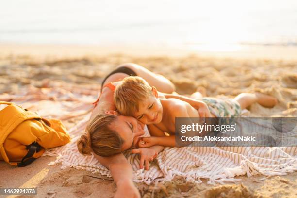 mutter und sohn am strand - adventure　sea stock-fotos und bilder