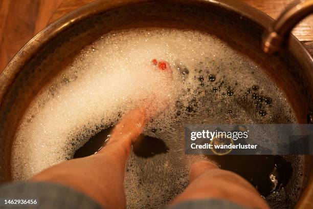 herbal foot soak at pomona spa - doorweekt stockfoto's en -beelden