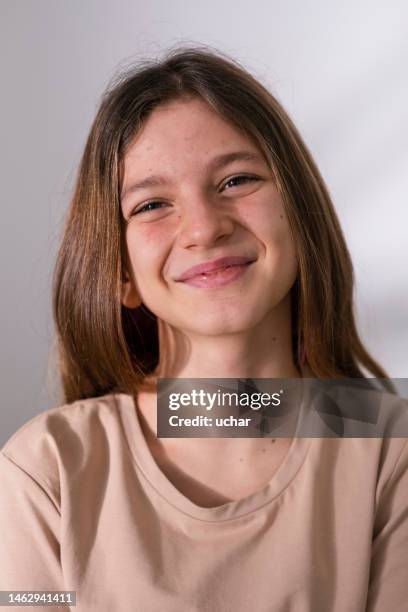 ritratto di ragazza sorridente giovane e graziosa - caucasian 11 12 girl portrait vertical beautiful foto e immagini stock