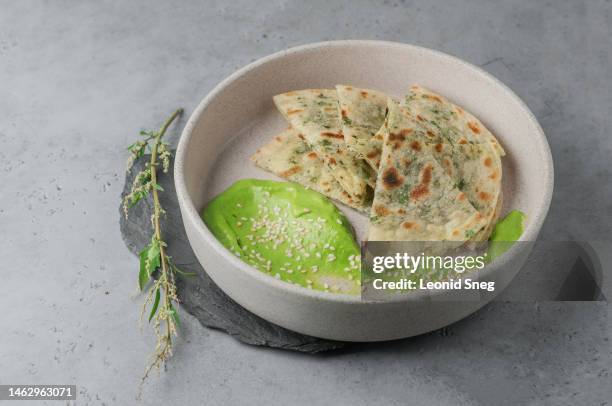 shanghainese flatbread on gray background - koriander stockfoto's en -beelden