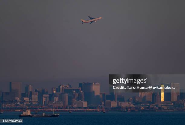 the airplane flying over the sea in tokyo of japan - tokyo international airport imagens e fotografias de stock