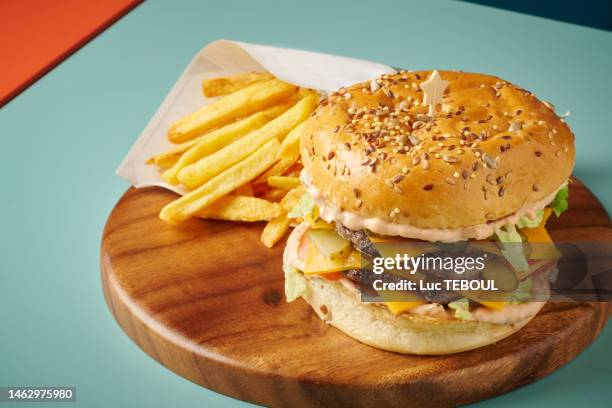 double burger - batata frita francesa imagens e fotografias de stock