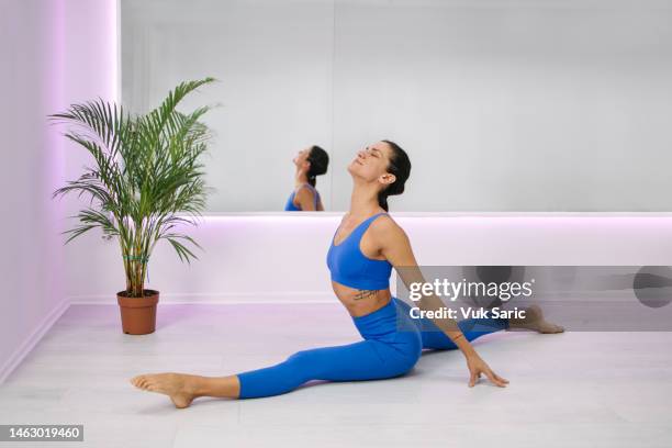 yoga teacher doing the splits - doing the splits stock pictures, royalty-free photos & images