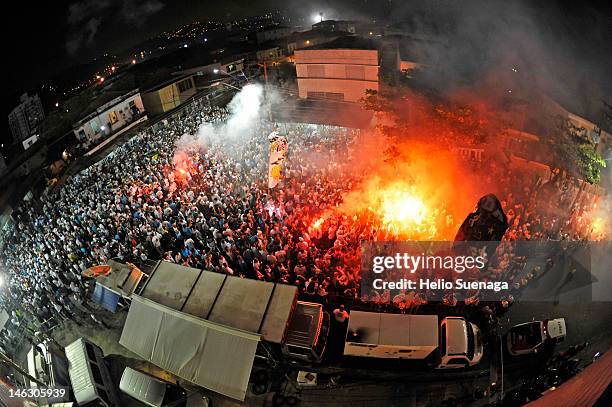 General view of the fans of Santos before match between Santos and Corinthians as part of the semifinal of Copa Libertadores 2012 at Vila Belmiro...