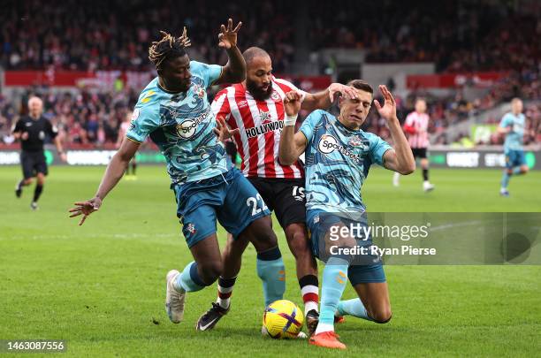 Mohammed Salisu and Jan Bednarek of Southampton competes for the ball against Bryan Mbeumo of Brentford during the Premier League match between...