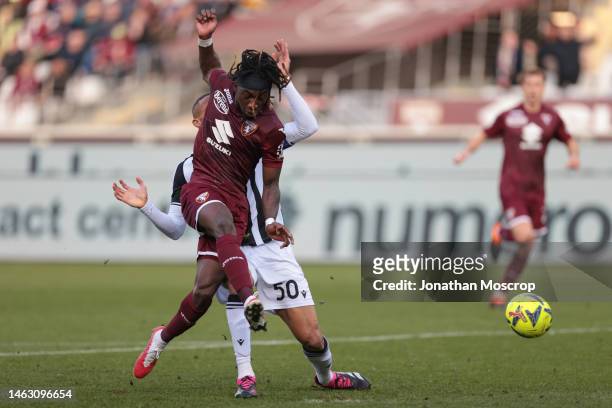Yann Karamoh of Torino FC fires a shot goalwards as he is challenged by Rodrigo Becao of Udinese Calcio during the Serie A match between Torino FC...