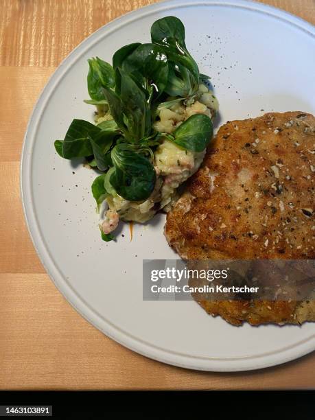 cordon bleu with pumpkin seed crust and potato salad with speck - cordon bleu stock pictures, royalty-free photos & images