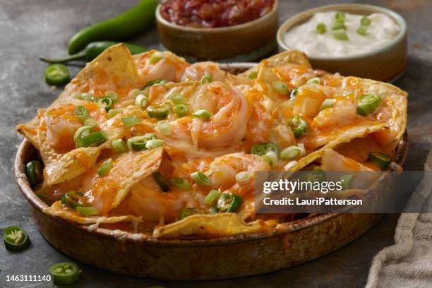 garnelen nachos mit jalapenos - tortilla stock-fotos und bilder
