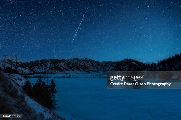 shooting star over frozen lake in kamloops bc - sternenspur stock-fotos und bilder