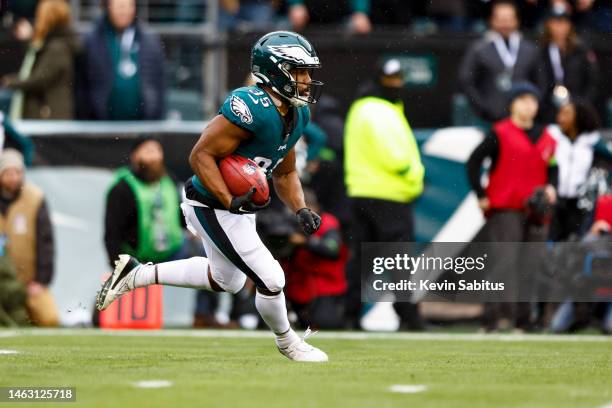 Boston Scott of the Philadelphia Eagles returns a kick-off during the NFC Championship NFL football game against the San Francisco 49ers at Lincoln...