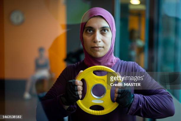 middle eastern  woman working out in gym - arabische muster stockfoto's en -beelden