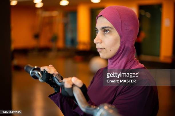 arabic woman working out in gym - arabische muster stockfoto's en -beelden