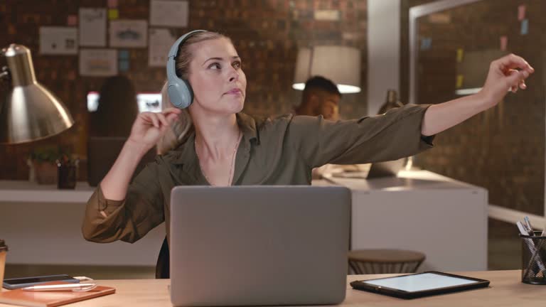 Computer Dancers 1,823 Laptop Dance Stock Videos, Footage, & 4K Video Clips - Getty Images