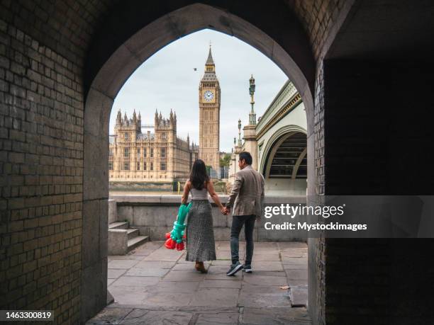 coppie diverse che si incontrano a londra, concetto romantico - i-love-you-frase-inglese foto e immagini stock