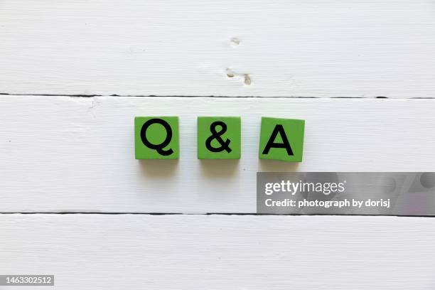 alphabet written on green wooden blocks- q & a - q stock-fotos und bilder