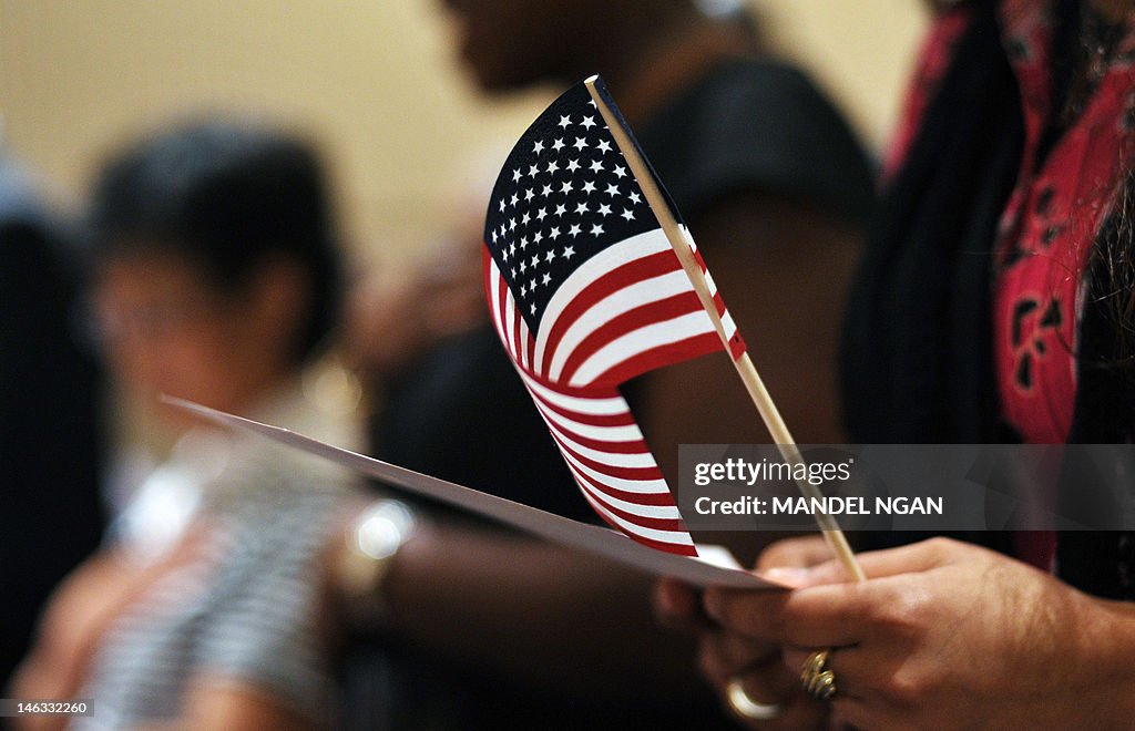 Newly sworn-in US citizens recite the Pl