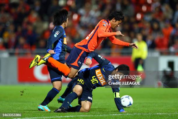 Daigo Watanabe of Omiya Ardija competes for the ball against Mitsuo Ogasawara and Shinzo Koroki of Kashima Antlers during the J.League J1 match...