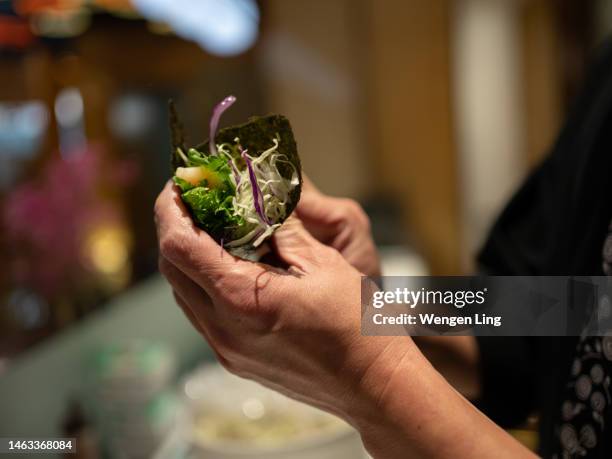 making nigiri sushi - nigiri stockfoto's en -beelden
