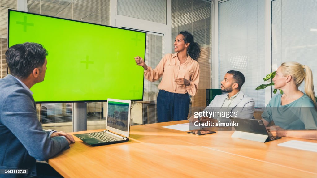 Geschäftsfrau bei der Präsentation während des Treffens