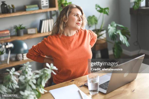 mujer adulta madura - back pain fotografías e imágenes de stock